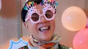 刘纯燕：举办59岁生日趴，在女婿外孙面前又蹦又跳开心的像个孩子