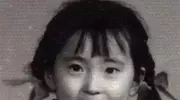 陈晓旭母亲美貌动人，眼神灵动胶原蛋白满满，母女五官宛如复制