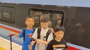 香港女星送儿子到广州军训，母子俩太亲密引热议，苏永康儿子也在