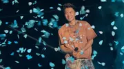谢霆锋重庆狂炫炸酱面，打包两份引猜测，和奶奶合影小动作抢镜