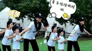 章子怡带娃玩老鹰抓小鸡，醒醒姐弟神似汪峰，基因太强大