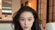张馨予晒照庆结婚7周年，一大早飞广州与何捷团聚 腿好细也就90斤