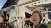 洪晃在北京朝阳被偶遇，素颜脸上斑斑点点多，头发花白真实的让人叹服！