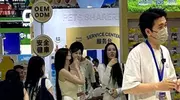 叶珂和好友去逛宠物展，一头长发柔顺洒脱，产后身材恢复得超棒