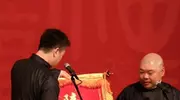德云社张鹤伦济南专场，被观众送锦旗，有前车之鉴，伦哥小心多了