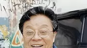 演一辈子配角，有四妻七子却和睦相处，死后成龙、张学友亲自扶灵