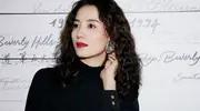 宋佳烫了羊毛卷带火了一种新穿法：衬衫+半裙+长筒靴，时髦又减龄