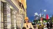 方媛挺孕肚送女儿上学，素颜憔悴很显老，全家不用司机保姆太节省