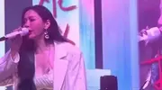 41岁张靓颖酒吧献唱，腹部抢镜，网友愕然：女神不再？
