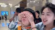 金龟子携女儿现身福建，嘴唇变薄皮肤黝黑，穿厚底鞋还没未成年高