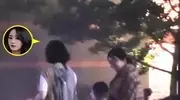 赵丽颖母亲罕见露面，穿牡丹花中式褂子富贵逼人，和赵丽颖长一样