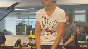 64岁叶倩文录音室带孙女！银发炸翻全场，优雅碾压岁月！