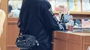 汪峰和森林北现身深圳，俩人在商城拥抱，森林北穿细高跟似小女生