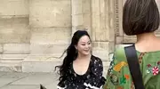 62岁章小蕙卢浮宫生图封神！肉感身材穿紧身衣美疯，富态天花板