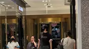 偶遇刘宇宁逛西安SKP，生图中弯腰驼背体态差，穿破洞裤长腿抢镜
