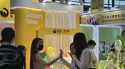 叶珂和朋友去看宠物展，一头飘柔长发及腰，产后身体恢复很好
