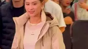 从容与自信并存！何超莲亮相沈阳，成为全场焦点
