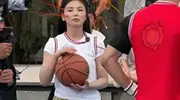 47岁刘涛三亚生图曝光！公园打篮球，一口烤瓷牙太白太抢镜