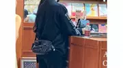 53岁汪峰热恋太黏糊！万象城当众紧搂森林北，女方壕逛奢侈品店