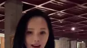 90岁老太太穿碎花裙逛外滩？伊能静娘家颜值炸街，秦昊全家接驾