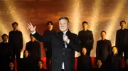 又一好丈夫塌房！57岁韩磊被曝出轨致人怀孕，妻子牺牲事业遭背叛