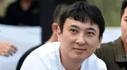 王思聪终于换新女伴！穿同款LV鞋，身份成谜，女生纯素颜美出天际