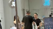 宋丹丹一家三里屯逛街，64岁状态比儿媳还好，巴图和继父关系不错