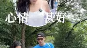 于晓光夫妇重庆游玩，秋瓷炫皮肤光滑白到反光，腿太细感觉不健康