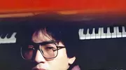 “昔日情敌”千百惠去世，何静发视频庆祝生日，网友劝她低调一点