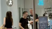 64岁宋丹丹一家北京三里屯逛街与儿媳亲如闺蜜！这婆媳关系太罕见