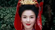 刘涛现身古镇，生图肤色蜡黄大白牙抢镜，穿紧身旗袍小肚腩藏不住