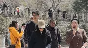 霍启刚一家游悬空寺，郭晶晶低调随行，女儿认真听讲解超暖心