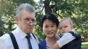 湖北单亲妈妈远嫁65岁美国老头，带子移民美国，14年后丈夫离世