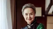 60岁被亲女儿带入演艺圈，73岁成“百亿老太”，如今比女儿还要红