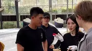 欧豪杨幂现身菜园子，杨幂脖子前倾、瘪嘴，欧豪比其他人更像农民