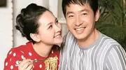 郭晓冬深夜探班妻子！47 岁程莉莎扑怀搂脖，撒娇画面太甜！