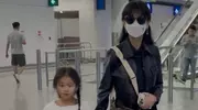 赵雅芝带孙女现身香港机场，小孙女扎着双麻花辫，眉眼清秀