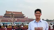 杜江去九三阅兵现场，霍思燕转发称“我努力的在电视上找到你”。