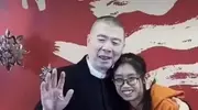 冯小刚19岁女儿与赵丽颖合照，对镜头比V笑容甜美，与大明星同框，竟然更抢镜！