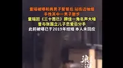 女演员童瑶路边抽烟聊天被拍，散步时手挽一男子，冲上热搜！