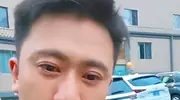 惹事了！央视男主持出国旅游，携妻女高调炫海外生活，被网友围剿