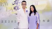 54岁瞿颖回国看秀，与胡兵同框发丝都在发光！他的眼神根本藏不住