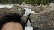 央视主持出游引风波，网友热议其行为，央视标签是光环还是枷锁？