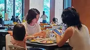 卢靖姗被偶遇带女儿吃早餐 女儿背影乖巧可爱