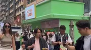 王祖蓝带妻女逛街被偶遇，女儿神似爸爸，李亚男高颜值被完美继承