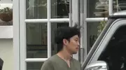 董子健带女儿逛公园，留长发蓄胡子被批像流浪汉，女儿瘦弱像妈妈