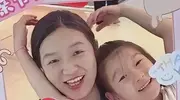 谢浩男妈妈大量生活照曝光！漂亮时髦气质温婉，二女儿疑似心疼她
