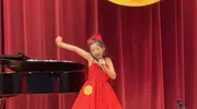 董璇9岁女儿参赛，英文歌自信演唱，网友求育儿教程