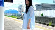 42岁蒋欣瘦身成功惊艳亮相！蓝衬衫白裙穿出24岁少女感