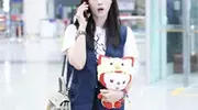 蒋欣终于时髦一回！穿白T恤+马甲+五分裤，洋气又高级！